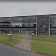 Person kravlede over hegnet og prøvede at redde militærpolitibetjents liv.