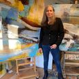 Lokal kunstner Helle kjærulf er endnu engang aktuel med kunst på Ebeltoft Fiskerihavn. Pressefoto