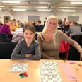 Nanna Lehm med datteren Mynthe på otte år deltog sidste år i et af tre bankospil, som Lokalavisen Favrskov og Røde Kors i Favrskov stod bag. Nu er der banko i InSide igen. Arkivfoto: Christina Johansen