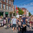 Kræmmerne stiller op gennem hele Adelgade, hvor børnenes stande bevæger sig fra den nordlige del af gaden og de resterende stande begynder i den sydlige del. Foto: Per Bille.
