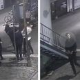 På den venstre del af billedet ses selve sparket. På højre side ses gerningsmanden gå fra stedet.