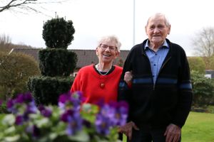 Hvad er hemmeligheden bag 70 års ægteskab? For Ingrid og Bernt Thomsen fra Ulstrup har masser af sport sammen og hver for sig været en del af svaret.