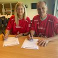 Borgmester Kasper Bjerregaard og adm. direktør Karen Kristensen kunne forleden signere og fejre sponsoraftalen på 157.000 kr. til Norddjurs Håndbold. Foto: Lars Norman Thomsen