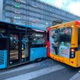 De to busser er kørt sammen ved et busstoppested og giver pt. trafikale problemer i det centrale København. Foto: presse-fotos.dk