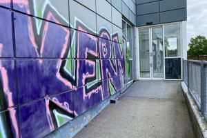 Naboer ærgrer sig over, at graffiti breder sig på facaderne af det forladte Frydenlundscentret i det vestlige Aarhus. Forvaltningen oplyser, at der er nyt i planlagt byggesag til efteråret.