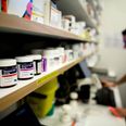 Det vil øge risikoen for fejlmedicinerede patienter og være til fare for patientsikkerheden, hvis apotekspersonale selv får mulighed for at dosispakke piller til patienterne, advarer Lægeforeningen. Arkivfoto: Thomas Borberg