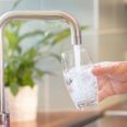 De seneste fem år er der fundet pesticidrester i 36 procent af de undersøgte drikkevandsboringer i Aarhus Kommune. Modelfoto: Adobe Stock