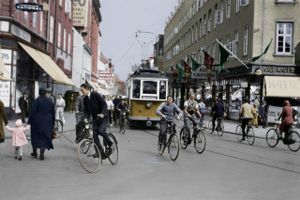 Hundredvis af farvelagte fotos fra byens gader bidrager med ny viden, og viser den buldrende forvandling af Aarhus, da bindingsværk i snoede gader blev udskiftet med universitet, sygehuse og en lige firesporet vej over åen. 
