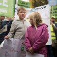 Der var højlydte protester foran Grenaa Rådhus forud for andenbehandlingen af budgettet i Norddjurs Kommune tirsdag aften. Blandt demonstranterne var bl.a. en gruppe borgere fra Trustrup, der kæmper mod lukingen af den lokale skole. Foto: Laura Bisgaard Krogh