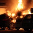 Der stod natten til mandag høje flammer op fra en bil på en parkeringsplads i Tilst. Foto: Presse-fotos.dk