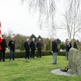 Paradefører og æresmedlem, Ole Bisp ledte myndigt geleddet, mens fanebærer Jens Brøgger, med hjælp af fanejunker, Hans Helligsø, rullede fanen ud. Foto: Jørgen Nyhuus.