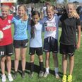 Piger fra IF Midtdjurs’ U12 hold glæder sig til at spille på den nye kunstgræsbane. Der er fra venstre Sofia Mønster Johansen, Emilie Bjerregaard, Aisya Bossow, Mira Dalby og Julie Charles. Foto: Martin Schultz