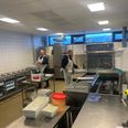 Gæsterne var taknemmelige for, at skolen lod dem overnatte og tilbød de overnattende varm mad. Privatbillede