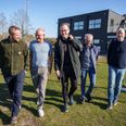Her (fra venstre) Thomas Hagedorn Jespersen, Sparekassen Kronjylland Nordre afdeling, Michael Hove Andersen, formand for Hornbæk Byfest, Jesper Lanng, områdedirektør i Sparekassen Kronjylland, Peter Thorsen, sponsoransvarlig i Hornbæk Sportsforening og Jim Jensen, formand for Hornbæk Sportsforening. Foto: Sparekassen Kronjylland