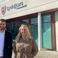 Borgmester Michael Stegger Jensen (S) og kommunens nye borgerrådgiver, Sofie Henriksen, der blev valgt til jobbet blandt 30 ansøgere. Foto: Syddjurs Kommune