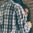 15-årig pige sparkede sig fri af mand, der tog fat i hende på en sti i Grenaa.