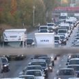Der er lang kø på motorvejen ved Brøndby. Foto: Presse-fotos.dk.