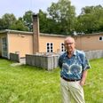 Kai Hansen er temmelig fortørnet over, at Solhytten bliver fremstillet som dårligt vedligeholdt. Der er således stadig frivillige, der passer på den gamle lejrskolem og Kai Hansen er således ikke i tvivl om, at Solhytten har masser af gode år foran sig endnu. »Det her er ikke et sted, man bare skal rive ned. Det er et stykke lokalhistorie,« mener Kai Hansen. Foto: Simon Carlson