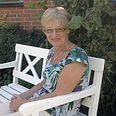 Annemarie Jensen på den bænk, lærerne gav hende i afskedsgave.