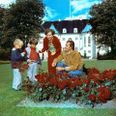 Kongefamilien ved rosenbedet i Marselisborg Slotshave. Haven åbnede for offentligheden samme år og kan besøges af alle, når familien ikke er på slottet. Foto Klaus Gottfredsen. Juli 1974