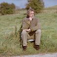 Piben og en fleecetrøje - havemanden og tv-værten Søren Ryge Petersen på velkendt verdensomrejse i knæhøjde i sin have på Djursland. Arkivfoto: Marie Ravn