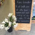Hos købmanden i Gjerrild bliver kunderne mødt med en lille opfordring til indkøbene. Hos både små og store dagligvareforretninger er meldingen, at der er rigeligt med varer.