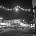 Magasin ved Immervad set mod Lille Torv ved jul i 1961. Forrest ses Åboulevarden over den overdækkede Aarhus Å. Fotograf Børge Venge, Aarhus Stadsarkiv