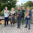 Medarbejderne i Ree Park og et par af de unge, der har fundet fodfæste i safariparken, ved prisoverrækkelsen. Pressefoto