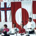 Dronning Margrethe II og prins Henrik på Grønlandsrejse i juni 1989 – fire år efter det nye grønlandske flag var blevet taget i brug for første gang. Fra højre daværende landsstyreformand, Jonathan Motzfeldt, og statsminister, Poul Schlüter, yderst til venstre. Foto: Klaus Gottfredsen