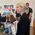 Lærer Stine Glavind overrækker nyheden til 7.a på Romalt Friskole. Foto: Kian Johansen