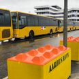 Busserne linet op foran Havnehuset og klar til afgang. Pressefoto
