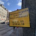 I perioden er det kun muligt at køre ind i Bruuns Galleris parkering fra Ringgadebroens side. Når man skal ud fra p-kælderen kan man dog både køre mod Spanien og mod Ringgadebroen som normalt. Foto: CSJ