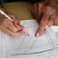 Via Ældre Sagen kan frivillige ildsjæle bl.a. melde sig som skole- og børnehavevenner til f.eks. lektiehjælp. Foto: Jacob Ehrbahn