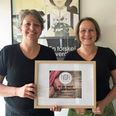 Køkkenlederne Charlotte Rask og Kirsten Møller Jensen med det synlige bevis på opnåelsen af sølvmærket. Pressefoto