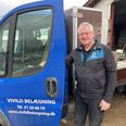 Da Peter Poulsen arbejdede som landmand lød arbejdsugen på 80 timer. I dag er den nede på 40 timer. Alligevel er der nok at se til, og friheden fra landmandslivet har han stadig med sig, når han farer rundt på de Østjyske landeveje. Foto: Mark Sigetty.