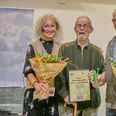 Aksel og Ingolf Olsen modtog Natur- og friluftsprisen for deres arbejde med Skovløberhuset. Prisen blev overrakt af Nationalparkchef Birgitte Lamp. Pressefoto