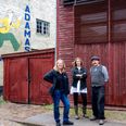 Museumsdirektør Julie Rokkjær Birch sammen med museumsinspektør Lisbeth Skjernov og afdelingsleder for håndværkerne Christian Rønne Larsen i Den Gamle Bys 1927-kvarter. Foto: Den Gamle By.