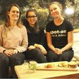 Sofias mor Merete Stefanini, Sofia og Karina Thodsen, indehaver af The Spot Café, glæder sig til vinterferien.