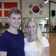Kim S. Larsen og Chelina Larsen i det store træningslokale i Risskov Taekwondoklub på Nordlandsvej. Her træner de op til 25 timer om ugen for at være med i verdenseliten.