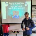 Jakob ’Doktor’ Rasmussen med pokalen; det synlige bevis på titlen som Årets fodbold HGF'er 2023. Foto: Hammel GF Fodbold