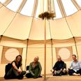 Det er ikke det traditionelle kursuscenter, Steffi Ibsch, Cæcilia Nilsson, Siff Holst og Maria Skjærven inviterer ind i på PLAII-kurset. De fire vægge er byttet ud med teltdug i Naturhotellet Petersborgs glampingområde. Dermed bygger kurset videre på en trend hos blandt andet flere store virksomheder, som er begyndt at arrangere møder ude i naturen og langt væk fra traditionel tænkning. Foto: Simon Carlson