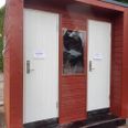 Inforskærmen mellem de to toiletdøre er smadret - sandsynligvis med en stor sten. Foto: Kirsten Rønn Rinhach