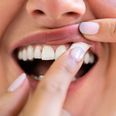Snart er det slut med at placere en pose snus under overlæben i arbejdstiden, hvis man er ansat i Favrskov Kommune. Modelfoto: Adobe Stock