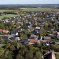 Haverne her i Foldby bliver testområde for bekæmpelse af dræbersnegle. Onsdag 20. marts kan du høre meget mere i Foldby Forsamlingshus kl 19. Dronefoto: Michael Wulff