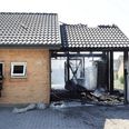 Det var en varm omgang at slukke brand denne onsdag. Så brandfolkene sørgede for selv at få vand indenbords. ØXENHOLT FOTO