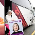 Susan Kronborg pakker valgplakaten sammen ved valgbussen under den seneste folketingsvalgkamp. Nu skal hun som ny formand stå i spidsen for Moderaternes lokale arbejde i Skanderborg Kommune. Pressefoto
