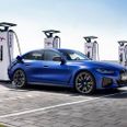 Den nye BMW i4 er praktisk med stor bagklap og imponerer også med rækkevidde og ladeevne. Foto: BMW