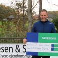 Ejendomsmægler Jacob Stensgaard, Nybolig, med gavebeviset på 5.000 kr., en sidste gestus fra Hans Evald "Valle" Jakobsen. Foto: Kurt Enevoldsen, Team Vivild.