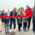 Tre elever fra Afdeling D's indskoling hjalp borgmester Frands Fischer med at klippe snoren, de indvielsen blev fejret fredag 9. oktober. Foto: Skanderborg Kommune