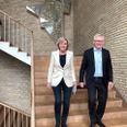 Aarhus Universitets bestyrelsesformand, Connie Hedegaard, havde Brian Bech Nielsen med sig ned ad trappen, da det torsdag blev afsløret, at han fortsætter som rektor.